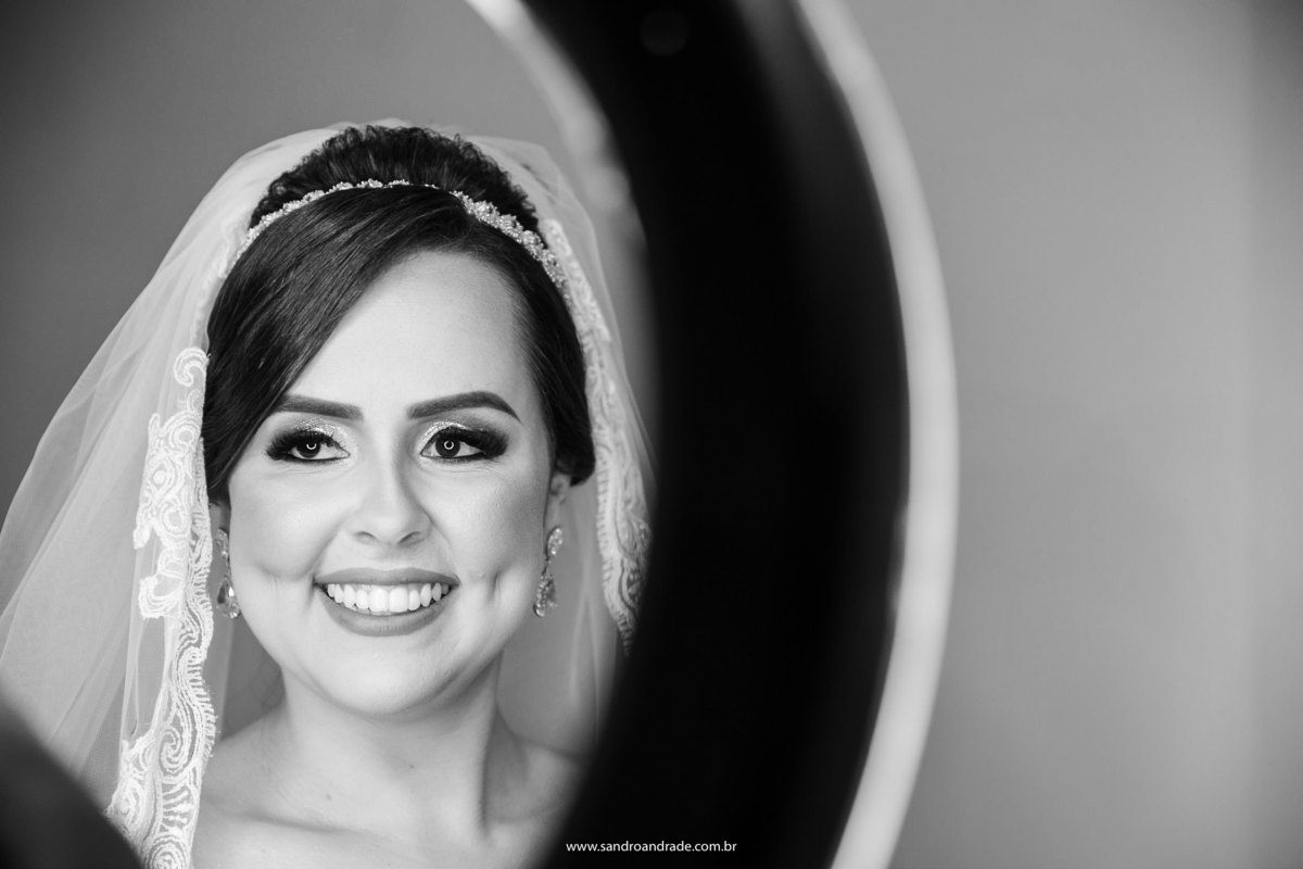 Retrato da noiva de frente para ring light, ela está simplesmente linda.