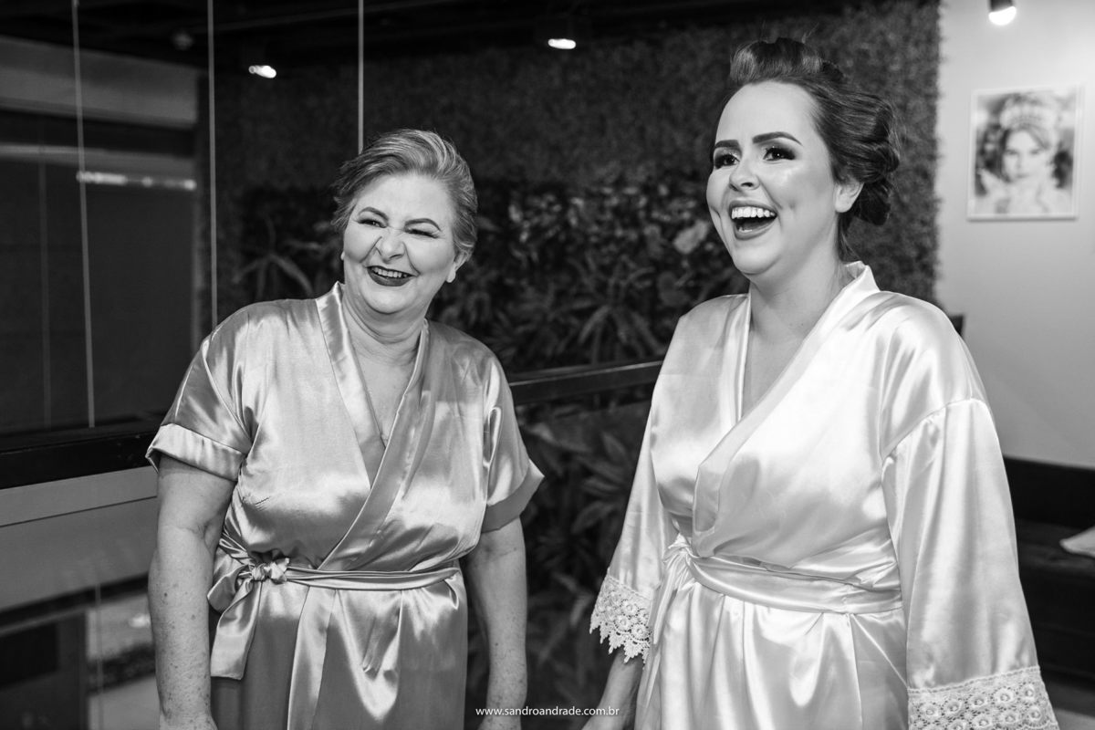 A mãe e a noiva, ambas sorrindo, descontraídas durante o making of.