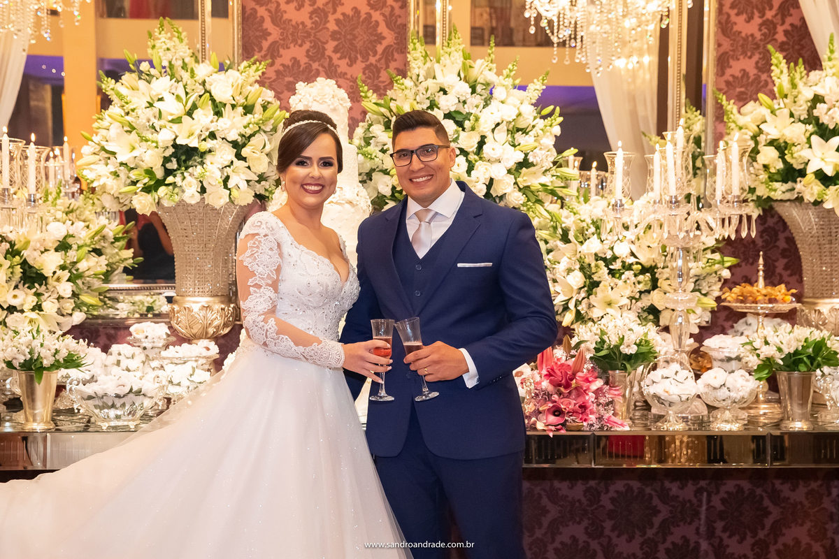 Retrato do casal durante o brinde e pose para as fotos.