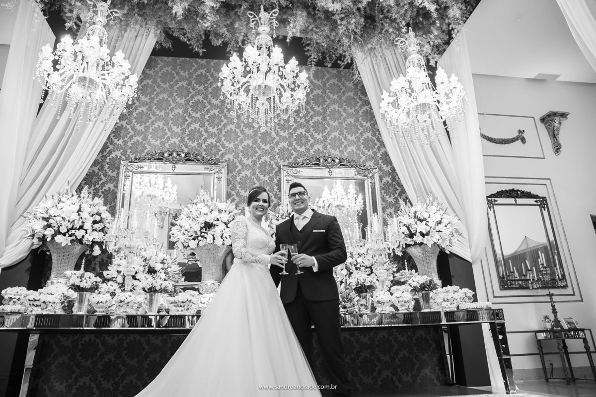 Uma fotografia feita de baixo do momento do brinde em preto e branco.