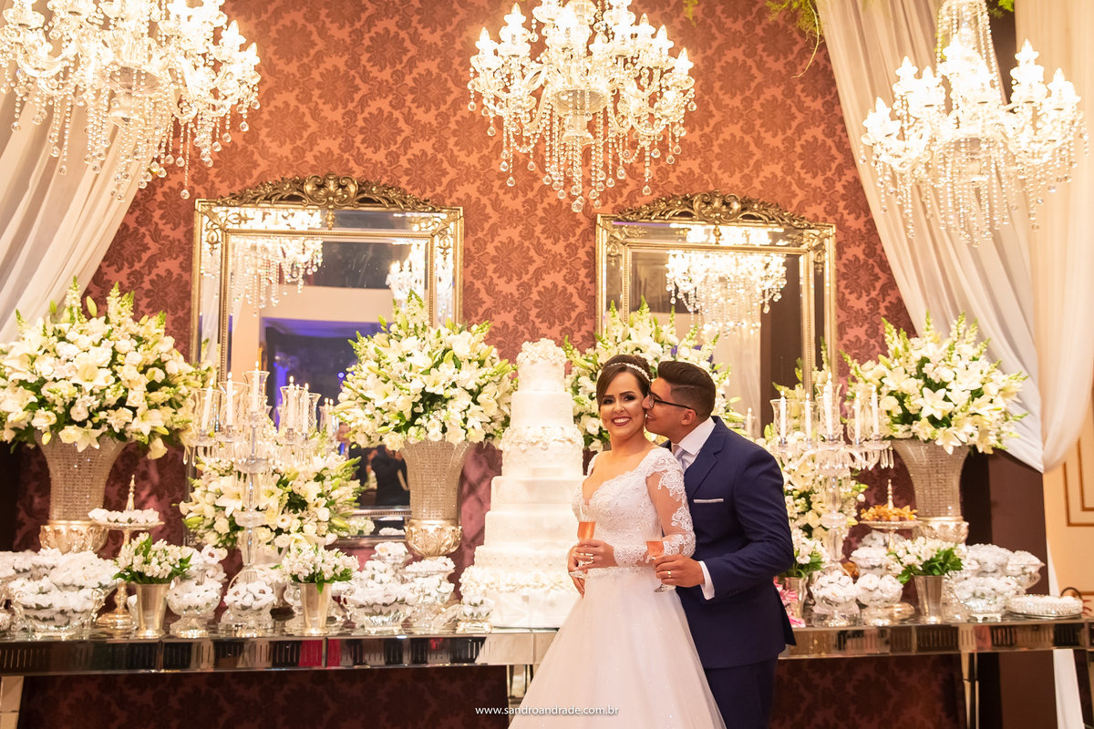 Brindando para as fotos Diego da um beijo no rosto de sua amada noiva.