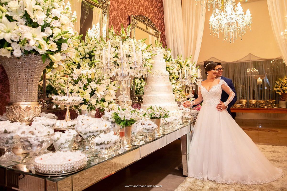 O corte do bolo de outro angulo, uma fotografia lateral, pegando toda a mesa do bolo, desta vez feita pela esposa do nosso artista, a mesma que vos fala e descreve as fotos.