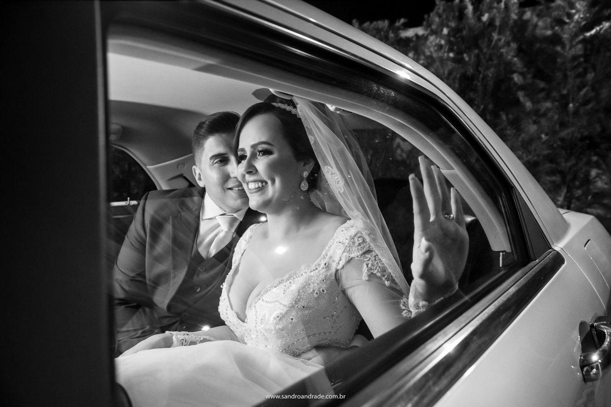 Dentro do carro, eles estão bem juntinhos e Diego olha para sua noiva.