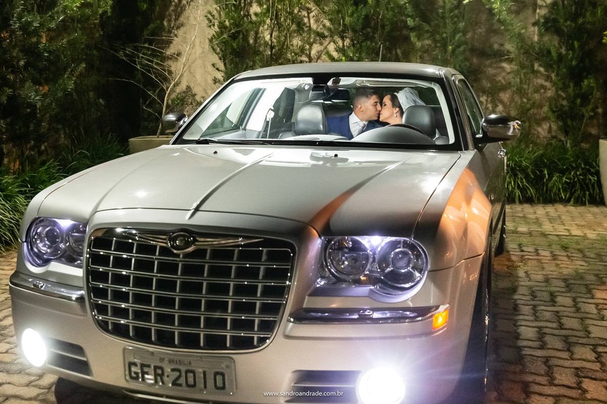 O casal no carro...um beijo.
