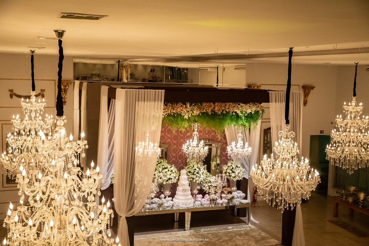 Uma fotografia de cima, segundo piso da casa...mesa do bolo.