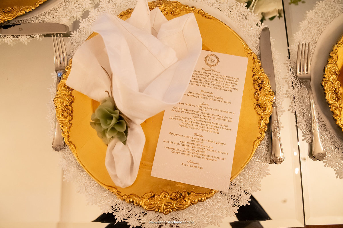 O suplá com o guardanapo e o cardápio.