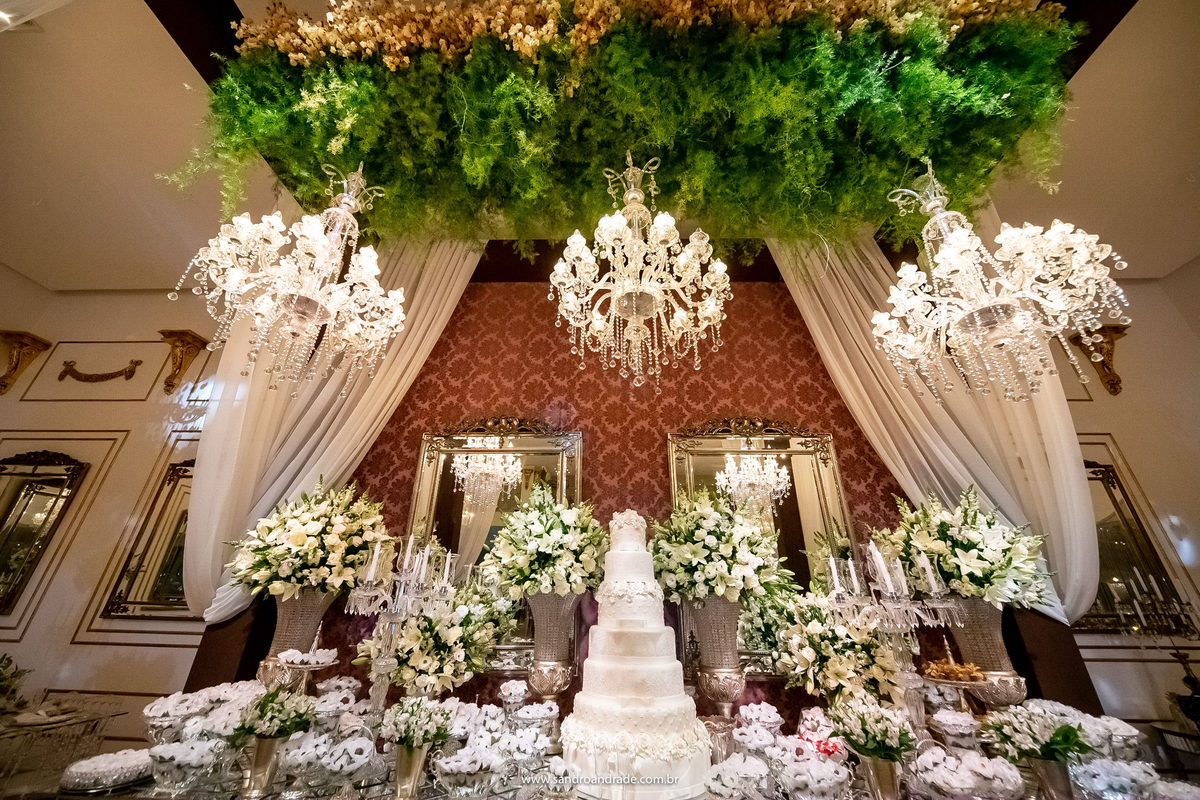 Uma fotografia da mesa do bolo, feita de baixo.