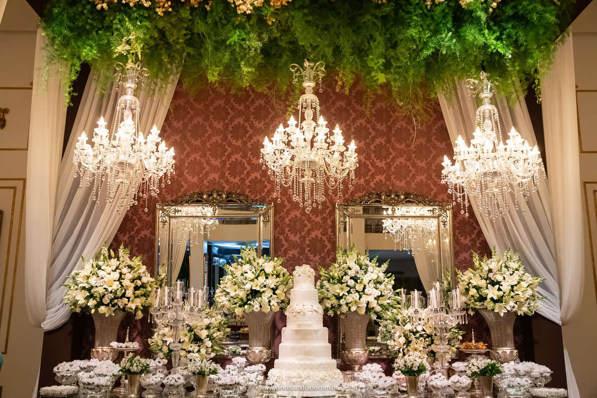 O bolo muito bonito em meio a toda decoração, arrasou.