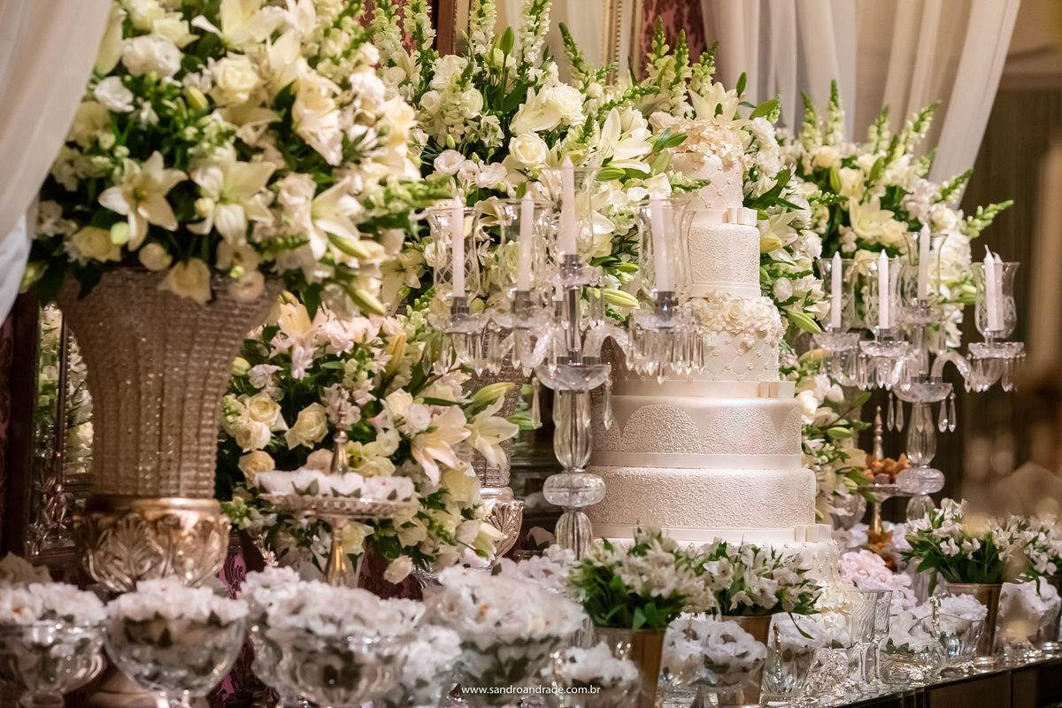 Docinhos com o bolo ao fundo.