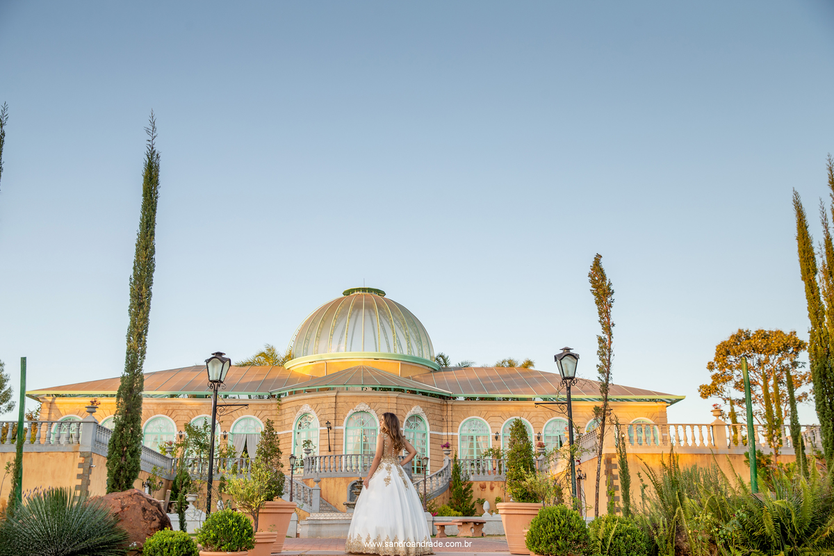 Como eu sonhei com este ensaio...minha princesa está de costas pegando todo o detalhe do vestido, no topo da escada que leva ao jardim pegando todo o palazzo de fundo.