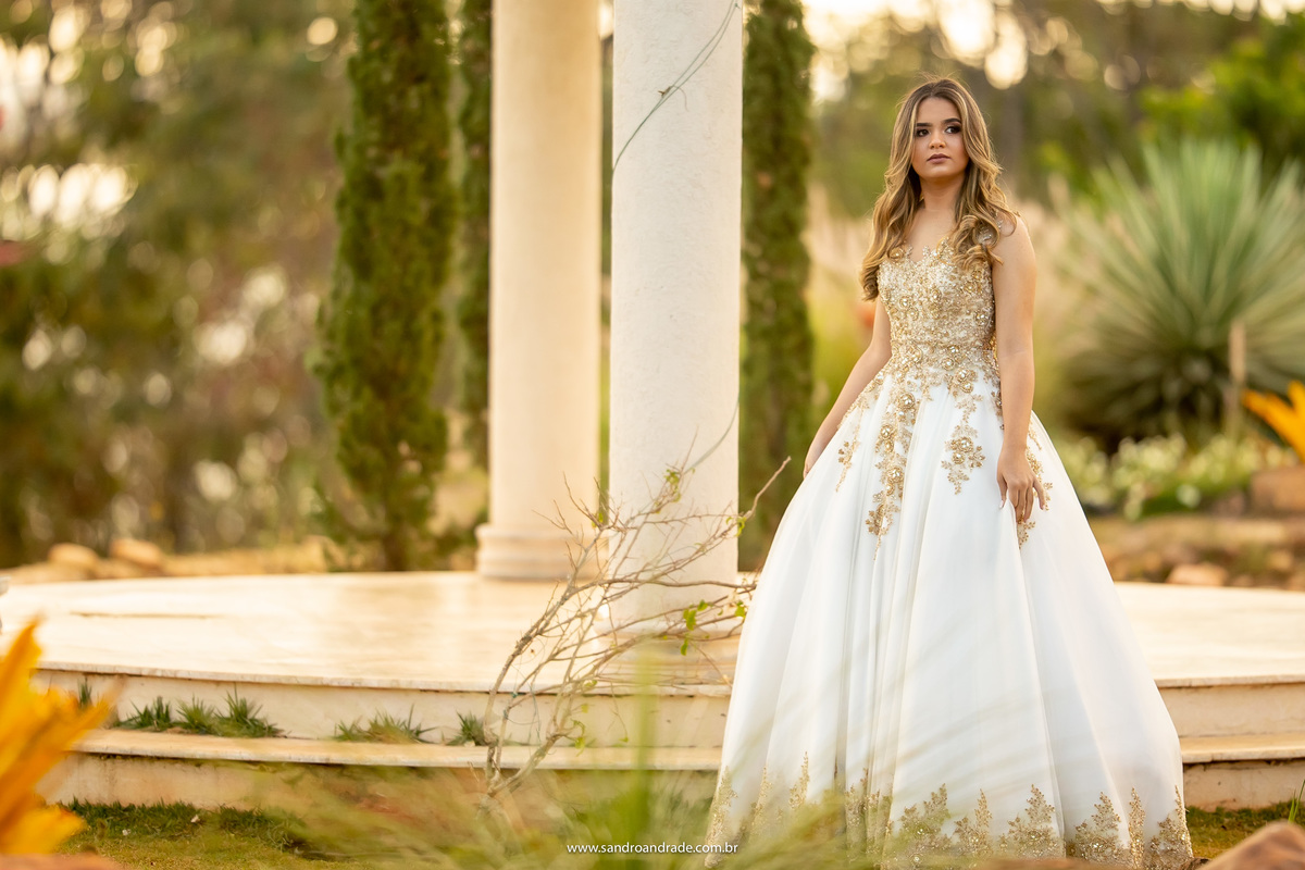 Olhando para o palato enquanto caminha.