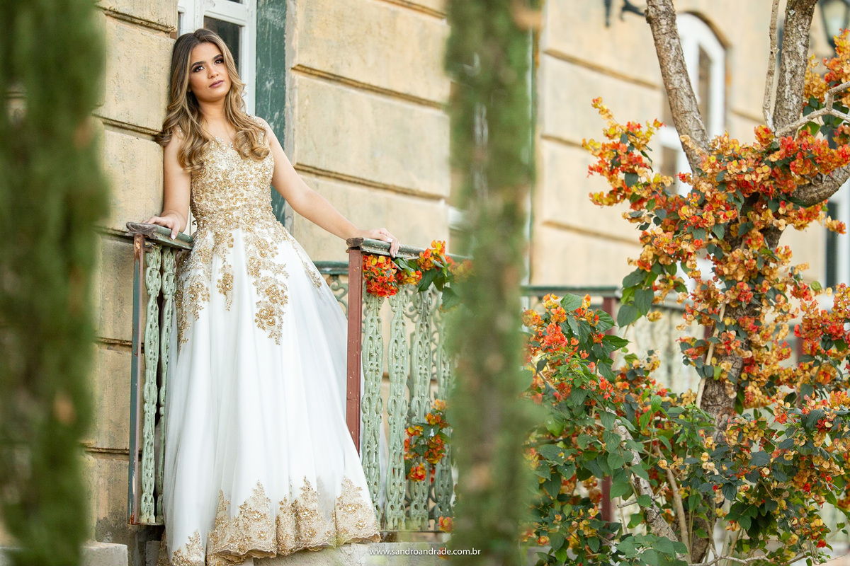 Essas três fotos são bem parecidas, mas cada uma delas Amanda colocou o jeitinho dela, um olhar, uma mãozinha no cabelo, a cabeça baixa, nesta ela olha para o céu com um meio sorriso.