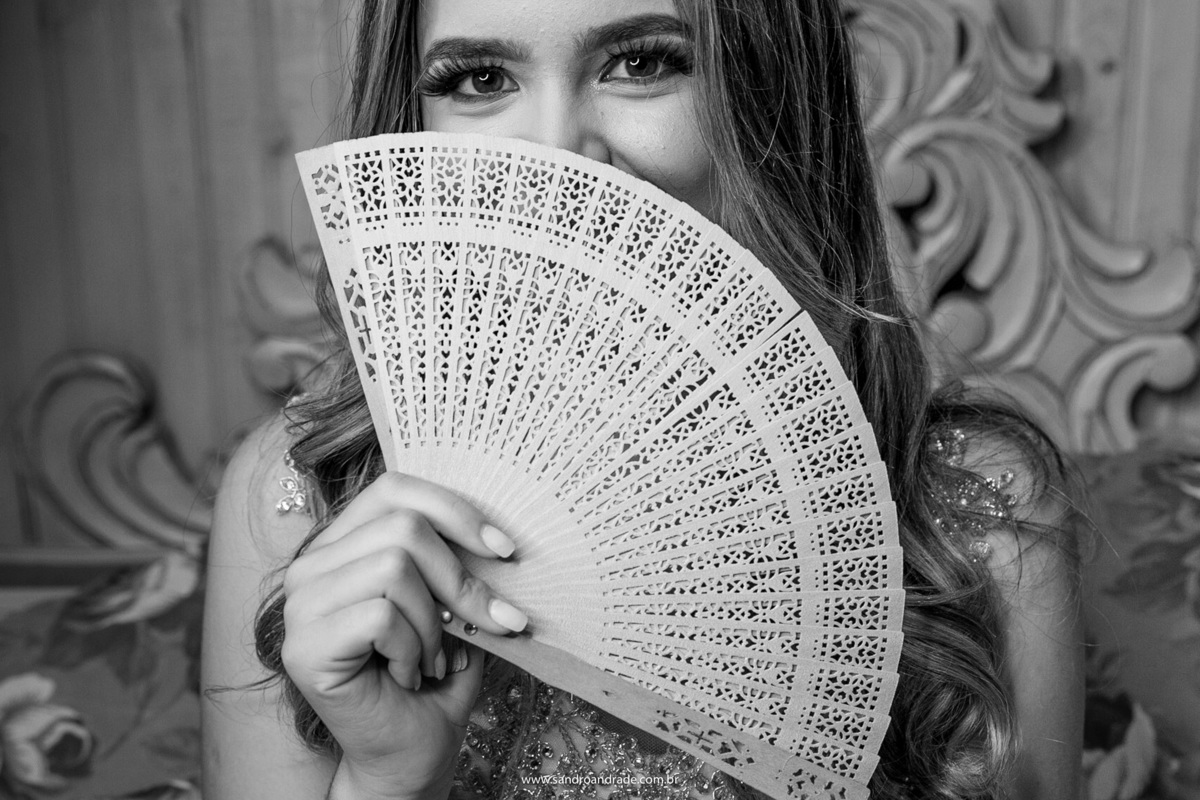 Tão gaiata quanto o pai, ela pegou um leque e colocou na frente do rosto, deixando apenas seus lindos olhos a mostra.