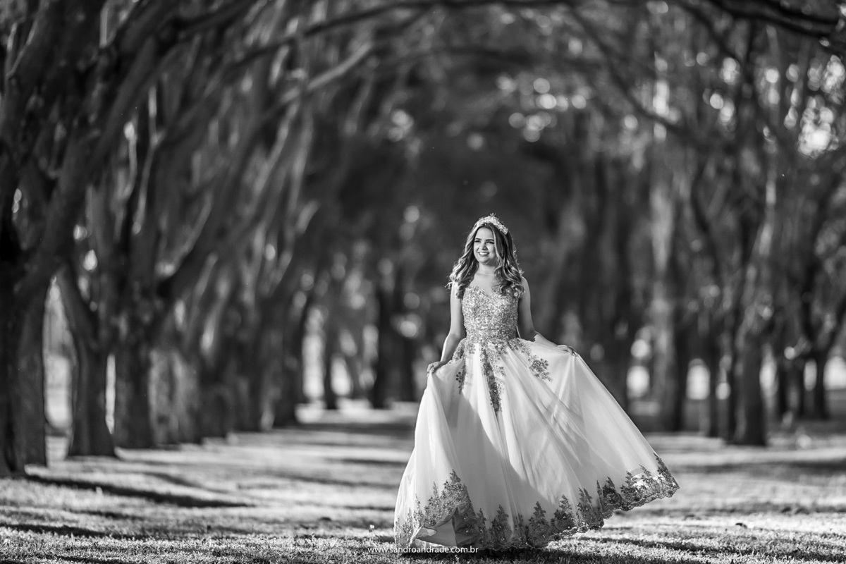 Segundo dia de fotos, sempre que levamos nosso filho mais velho para a faculdade, passamos por esse caminho e quando comecei a planejar as fotos de Amanda, falei que este era um dos pontos que eu queria. Agora ela esta aqui, andando com a luz do sol.