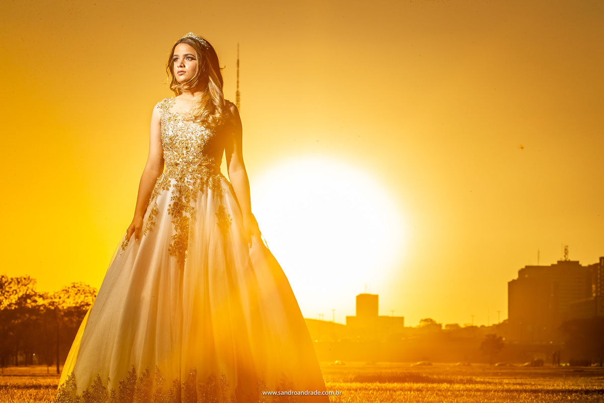 ontem você era apenas uma menina...com um lindo por do sol de fundo, de corpo inteiro, séria e linda, amarelou tudo, que lindo por do sol.