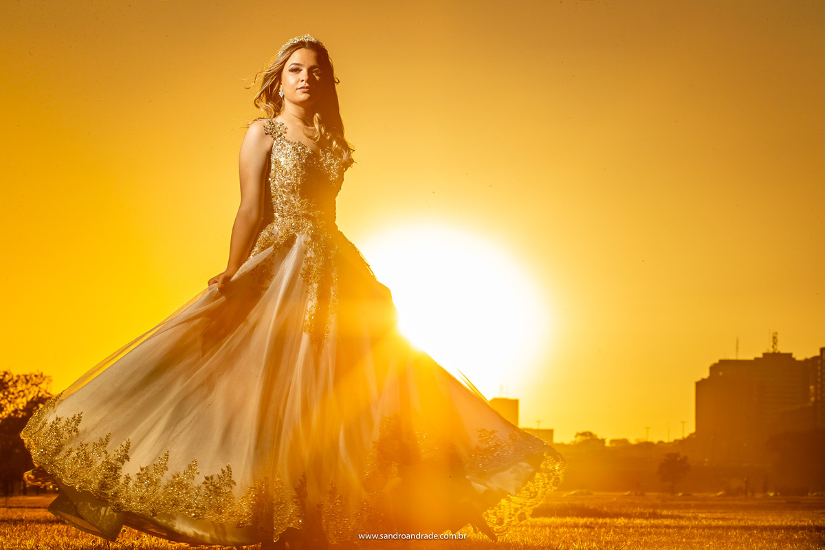 Rodando o vestido com luz e sombras no rosto, está fotografia é perfeita e não podia faltar no álbum da minha filhota, um dos pontos que as noivas mais frisam no trabalho de Sandro (meu marido) é o por do sol, simplesmente perfeito.