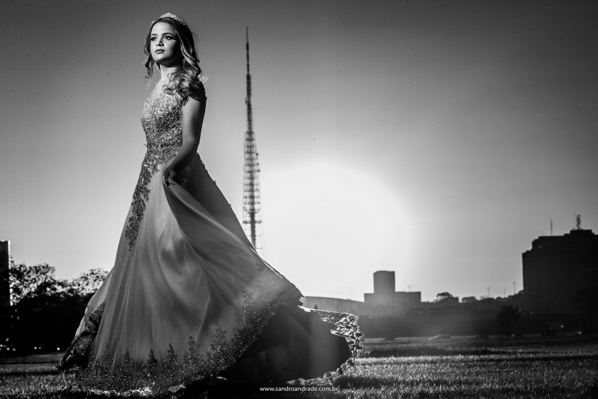 Em uma junção das três fotos anteriores com o por do sol, Sandro torna esta imagem em preto e branco muito dramática, com luzes e sombras, movimento, por do sol e  composição mostrando os prédios do plano piloto ao fundo, a torre de Tv, tudo em silhueta.