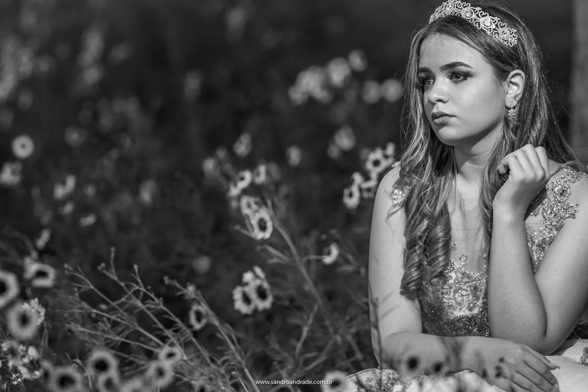 Uma fotografia preto e branco entre as flores, retrato.