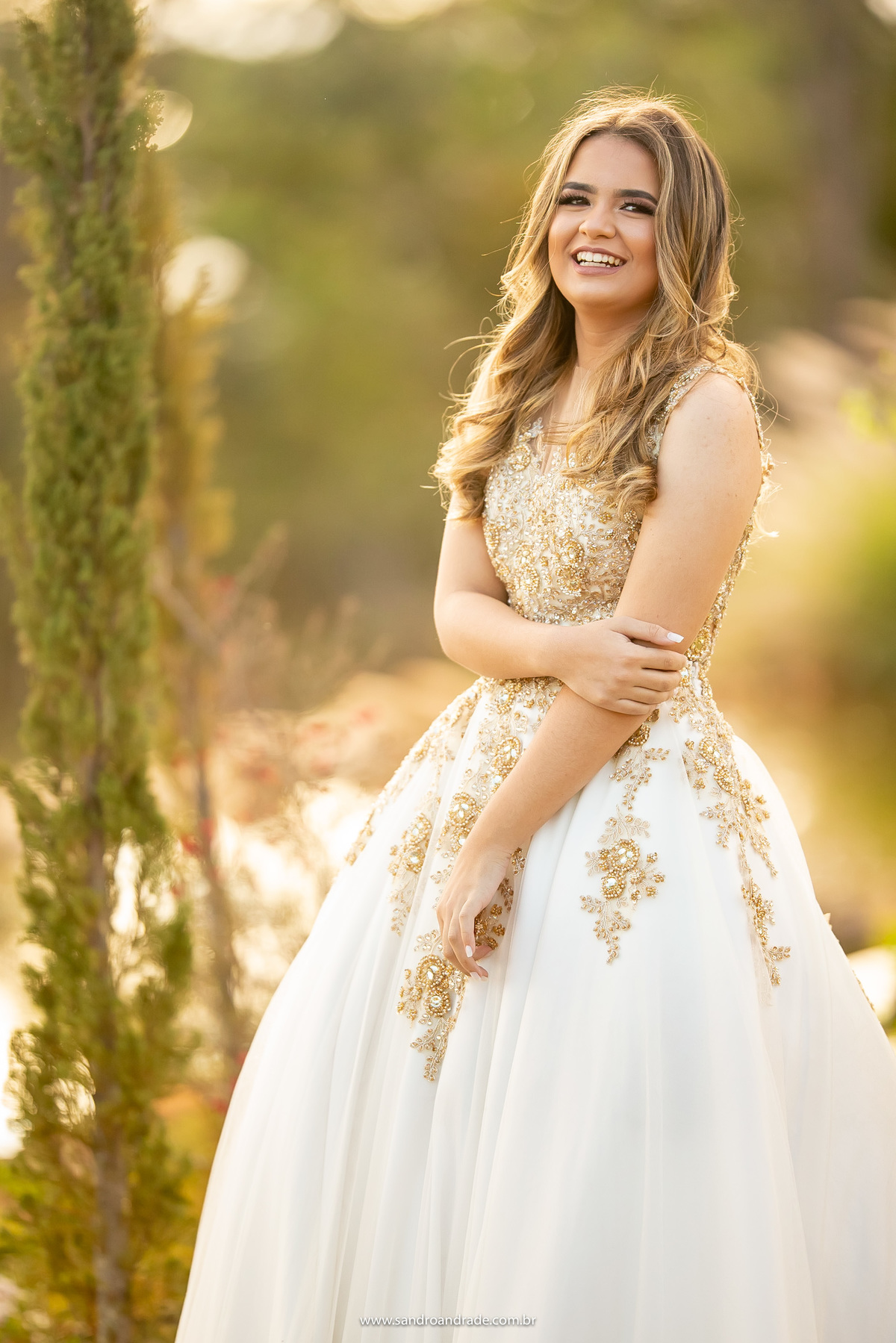 Sorrindo enquanto o papai faz gracinha para ela, junto com o amigo e filmaker Jean da Wedding Filmes.