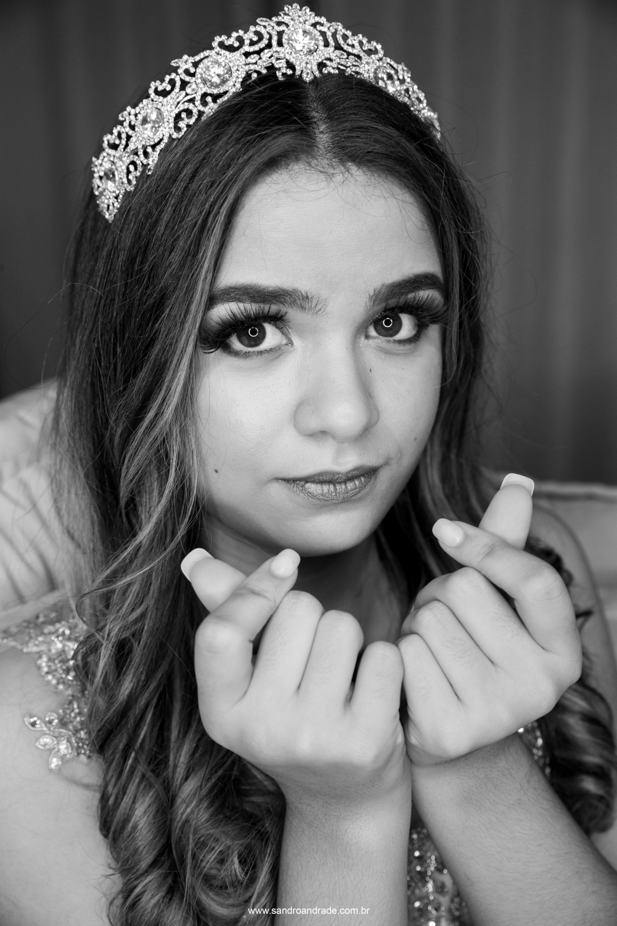 Princesa amante dos idols coreanos, kpop, minha filhota em um retrato com um gesto coreano, 