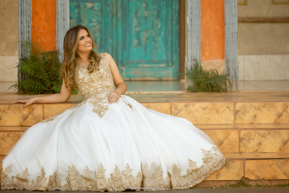Sentada na frente do quarto da noiva, não aguentou segurar o sorriso, fotografia espontânea.