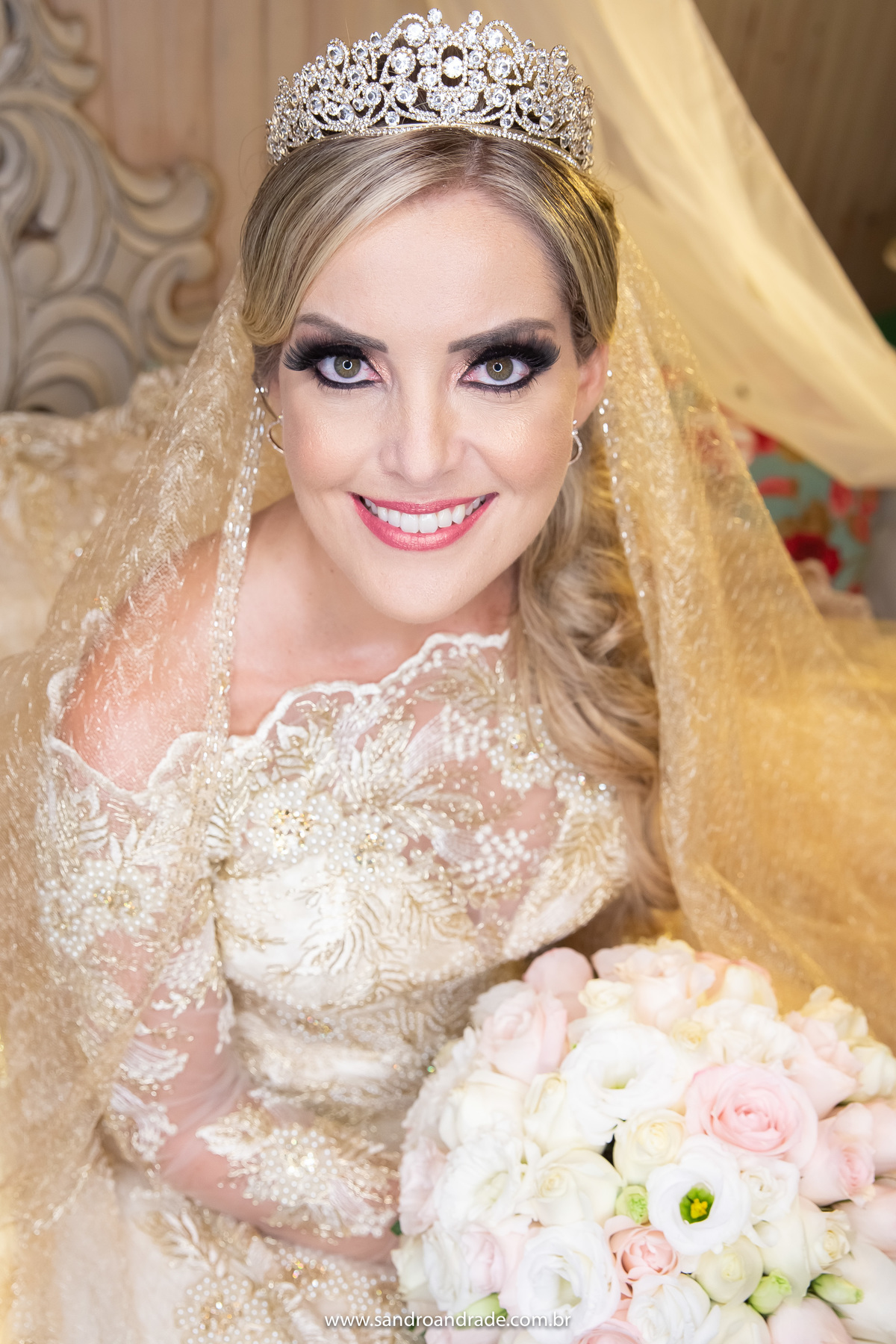 Fotografia bem de perto, só de rosto, com todos os detalhes desta linda produção.