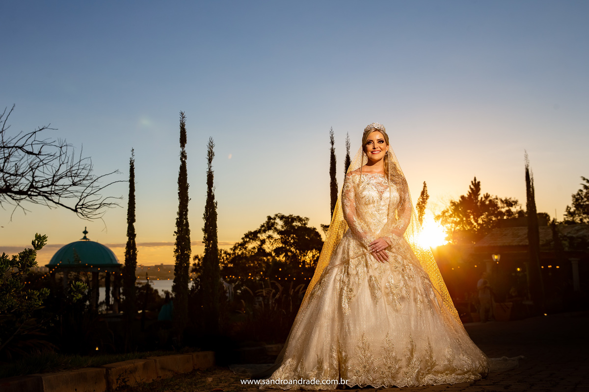 Fotografia do por sol, muito lindaaaaa, a noiva de vestido dourado e com um lindo sorriso.