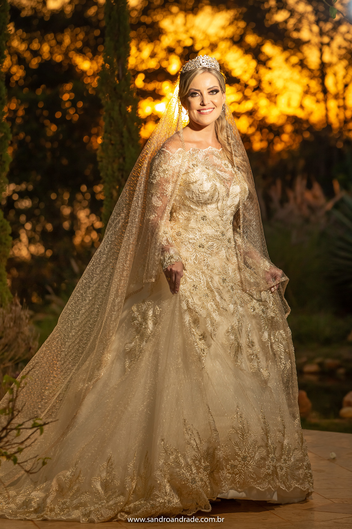 Retrato da noiva, linda linda, com um dourado no fundo do por do sol e seu vestido dourado, alem do dourado de seus cabelos, uma verdadeira princesa de conto de fadas, mas neste caso rainha.