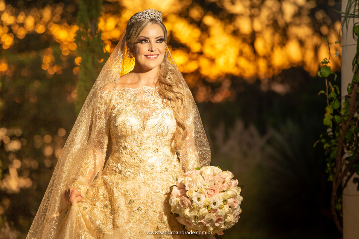 Segurando seu buque e vestido, um retrato com a luz do sol de fundo.