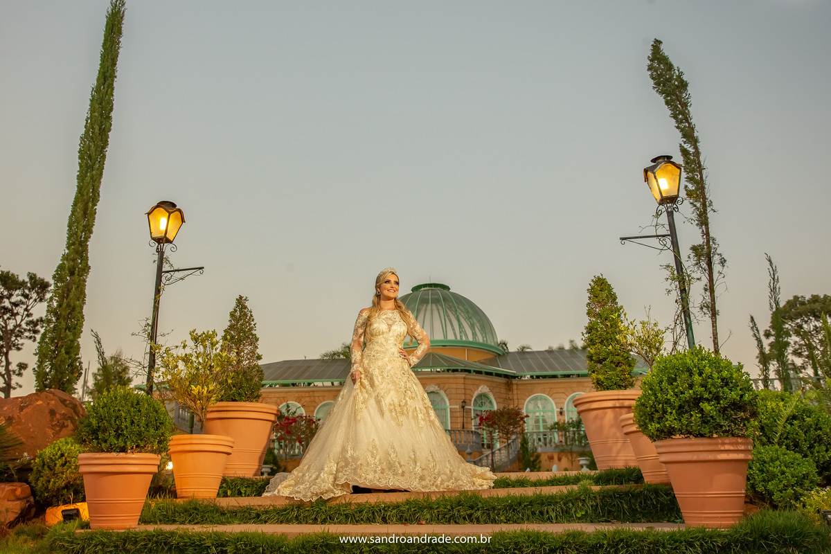 A noiva no centro desta fotografia com todo o pallazo de fundo.