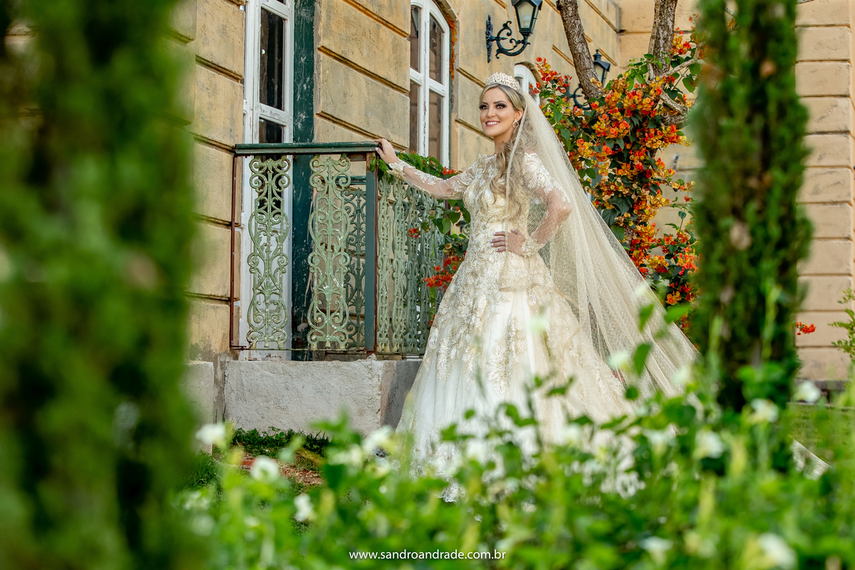 Na lateral do pallazo, entre folhas e numa varandinha.