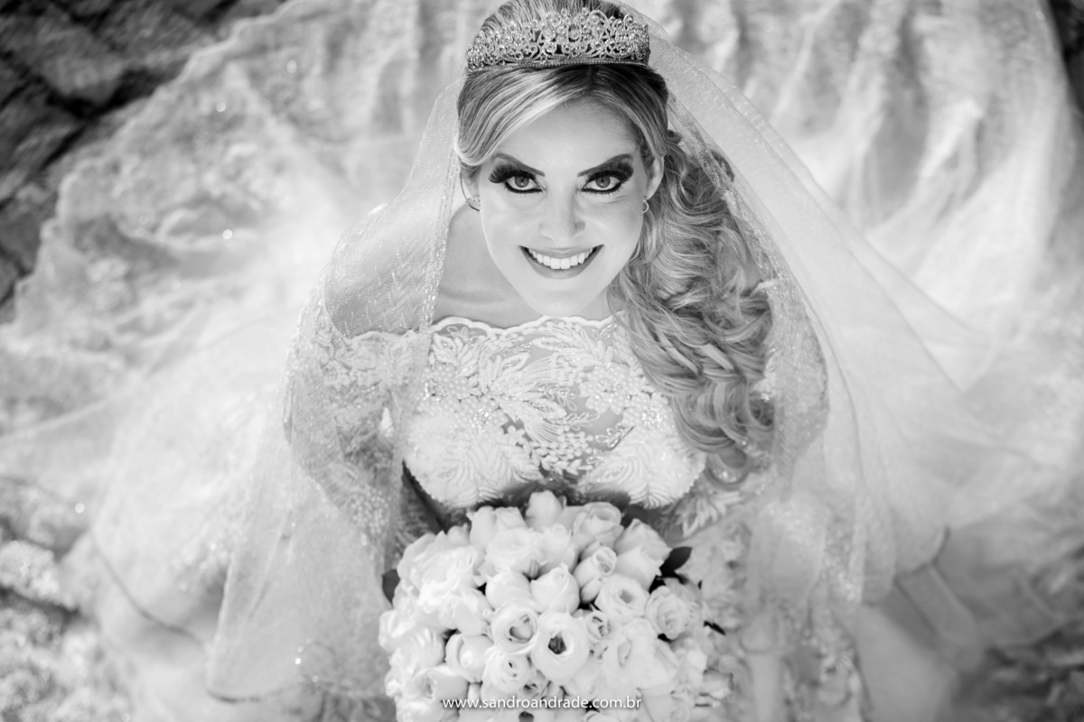 Retrato da noiva, em preto e branco de cima para baixo.