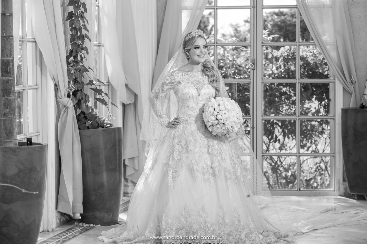 A linda noiva Cassia, escolheu a Villa Giardini, vestida em um belíssimo vestido da Neimar Sinício Houte Couture, produzida pelo salão Uber, com um lindooo buque de noivas. Fotografia em PB.