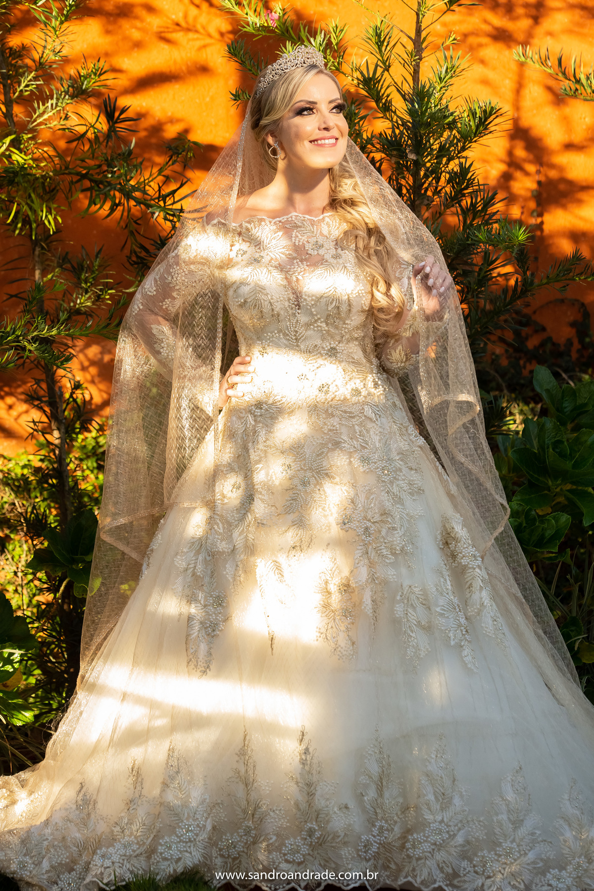 Mais um lindo retrato da noiva, meio corpo e de um colorido maravilhoso.