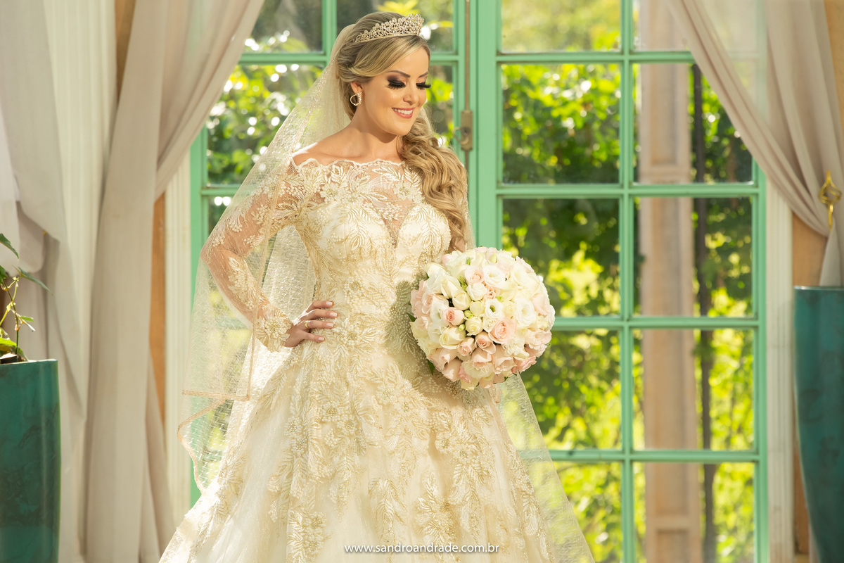 Retrato da noiva, uma verdadeira rainha, linda em um vestido dourado.