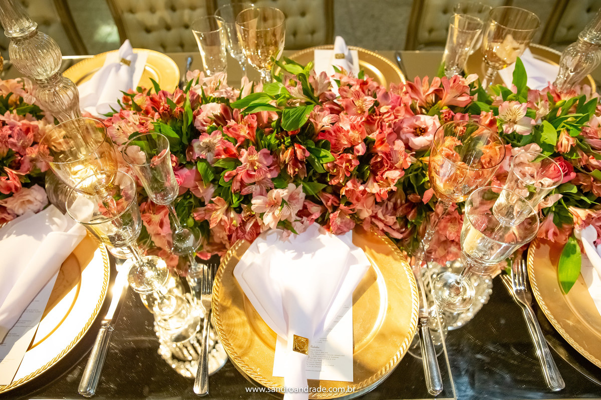 O suplá, o guardanapo e o arranjo da mesa de convidados.