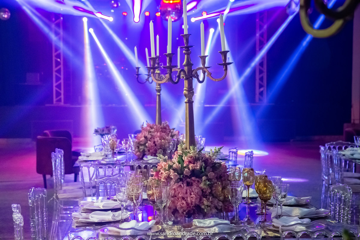 A decoração da mesa de convidados e de fundo as luzes da boate que estava maravilhosa.