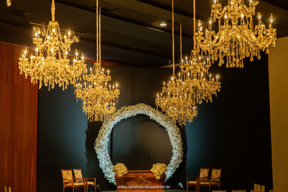 Detalhes do local da cerimonia, o arco e os lustres, linda decoração de Ricardo Azevedo Arquitetura e Eventos.