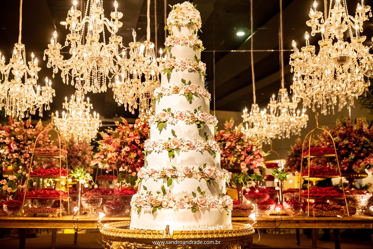 A mesa do bolo está simplesmente magnifica.