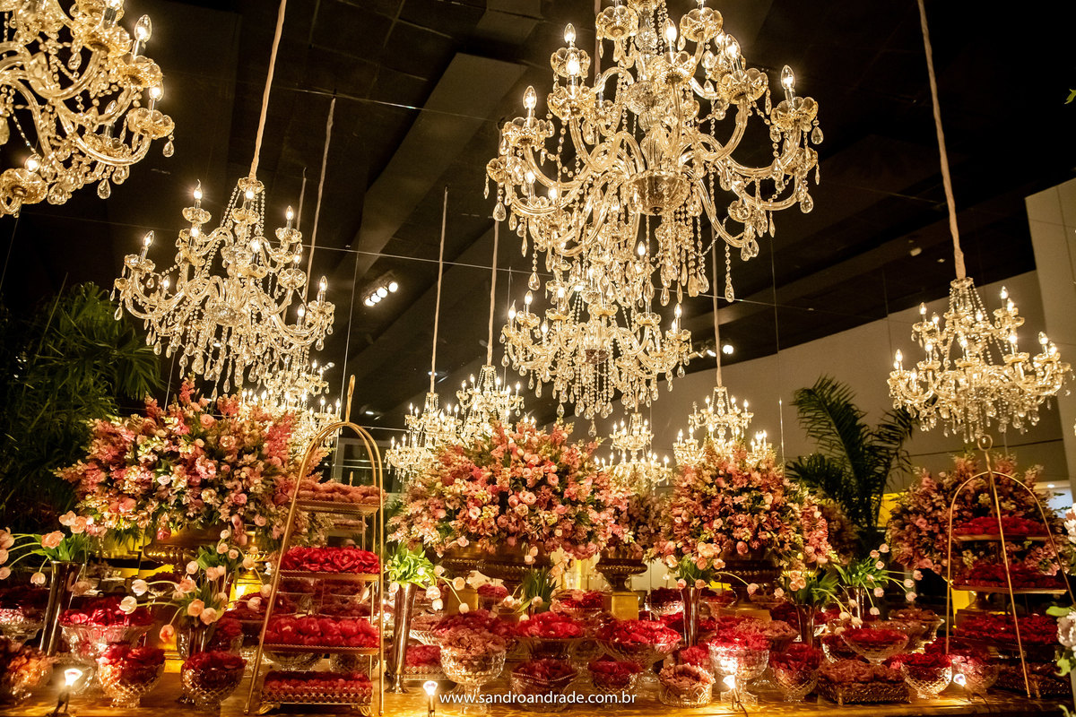 A mesa dos doces, linda e tudo muito gostoso.