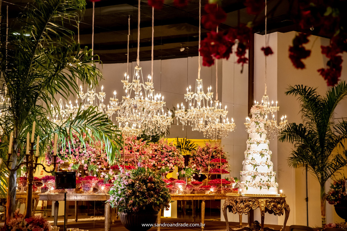 Uma sequencia de fotografias feitas de cima, a mesa do bolo e os doces.