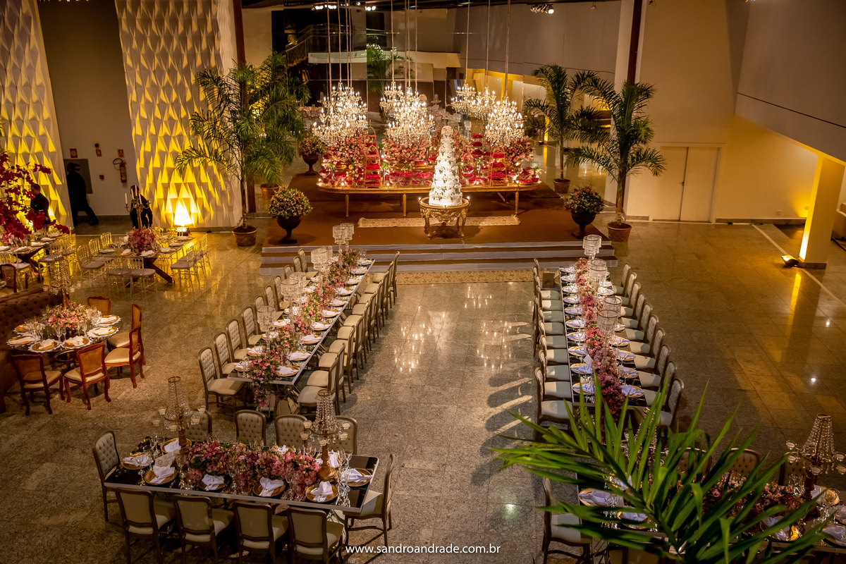 Nesta pega toda a vista de cima, para quem vem da suite dos noivos, mesa de bolo, convidados, familiares.