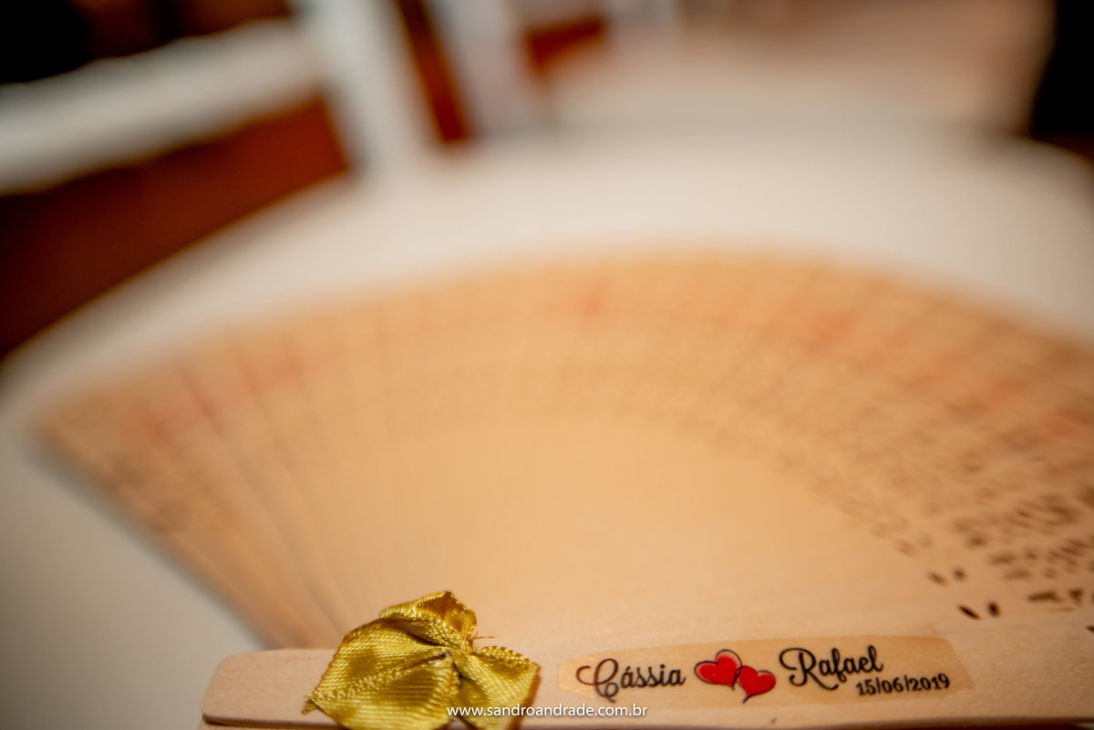 O leque com o nome do casal, colocado sobre as cadeiras da área da cerimonia.