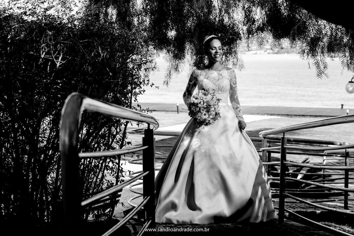 Ainda na mesma ponte, uma fotografia da noiva de olhos fechados, de corpo inteiro e em preto e branco.