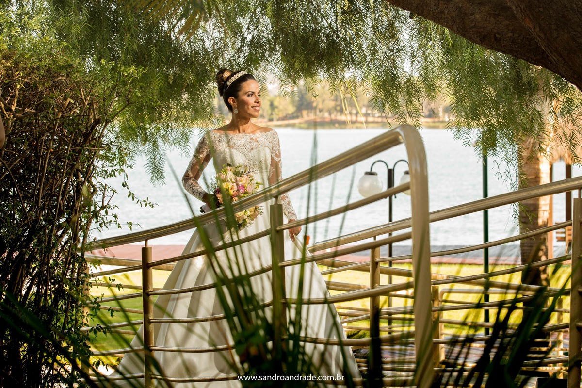 Sandro Andrade é um artista completo, ele vai do básico ao moderno e atemporal de um click para o outro, fotografo profissional no DF. Taísa foi emoldurada por plantas e pela ponte, de fundo o lago Paranoá.