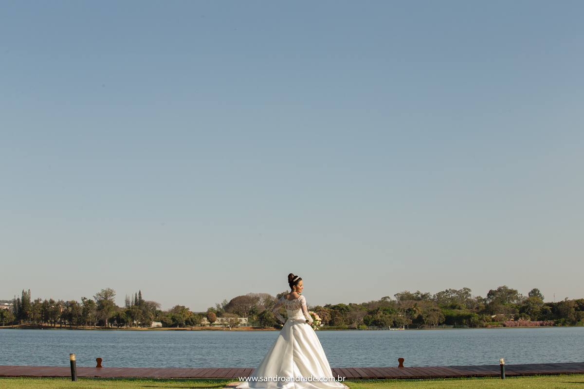 Fotografia minimalista da noiva na beira do lago.