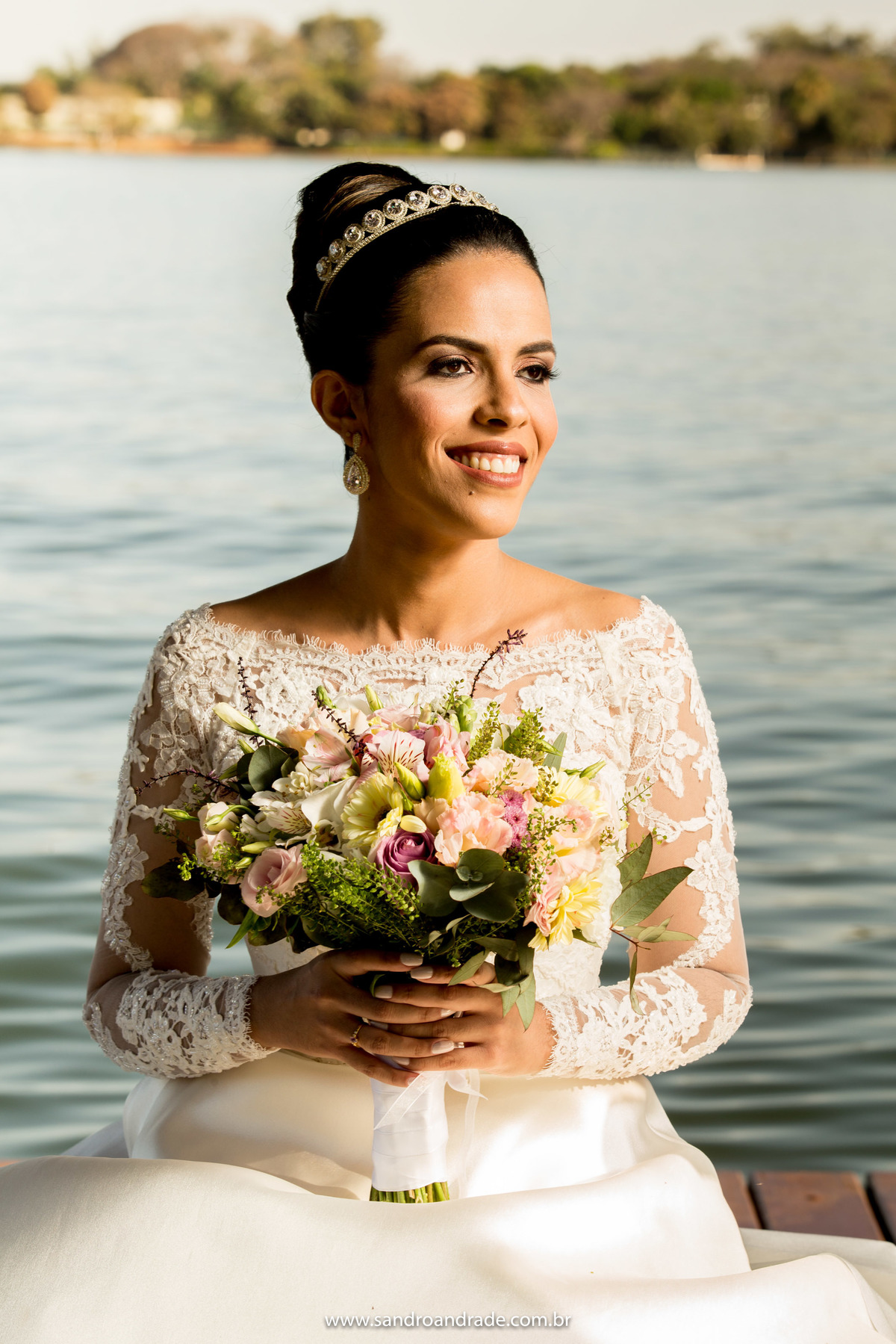 Retrato da noiva, com seu lindo buque e  um lindo sorriso.