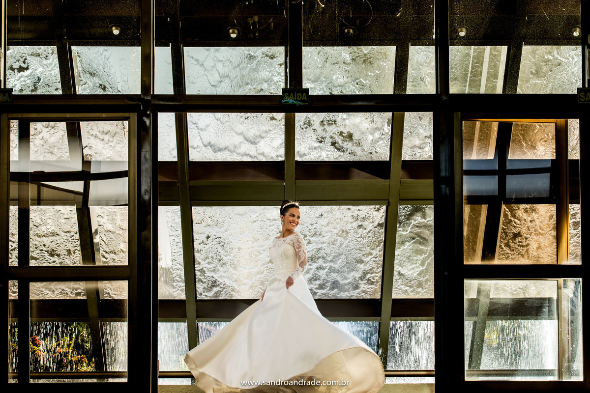 No mesmo local, porem numa fotografia colorida, Taísa ainda está girando a pedido de seu fotógrafo preferido, Sandro Andrade um dos  melhores fotógrafos de casamento de BSB, fotógrafo premiado, ao qual ela já avisou que quer uma fotografia premiada. Risos