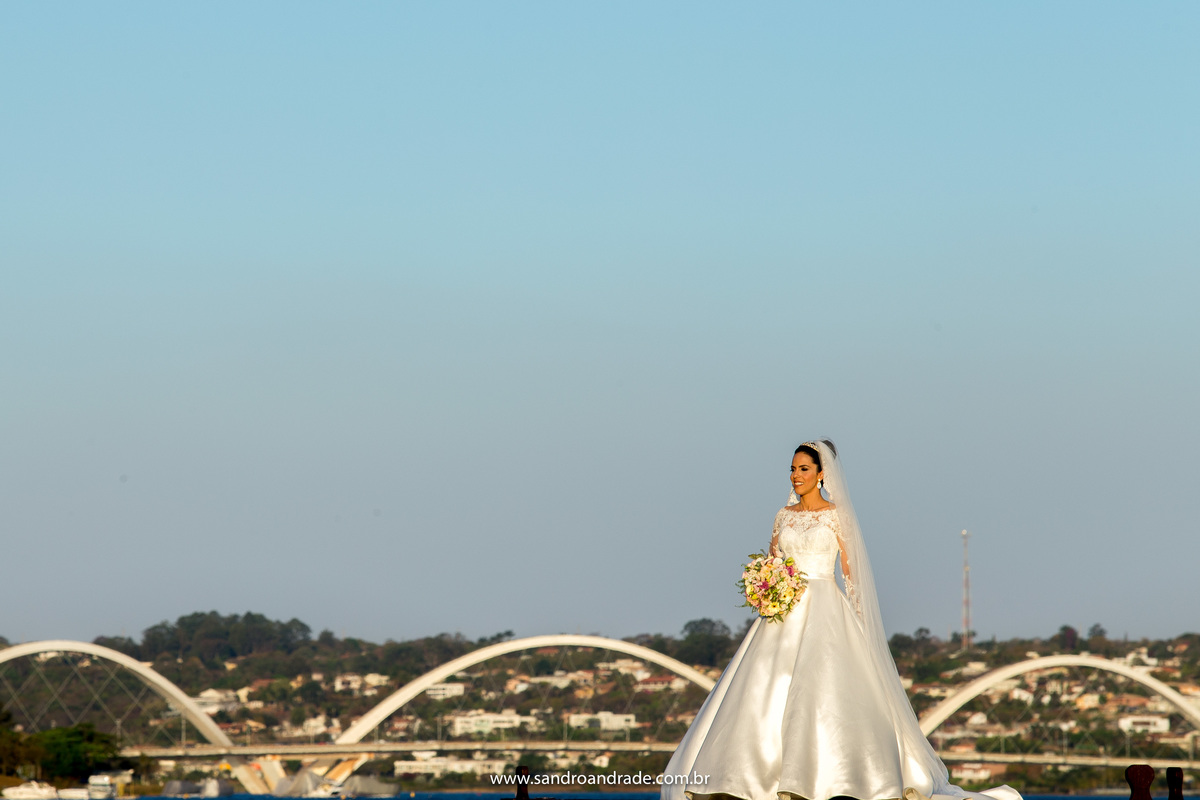 Olhando lateral para o jardim, uma fotografia mais aproximada, pegando a noiva e a ponte.