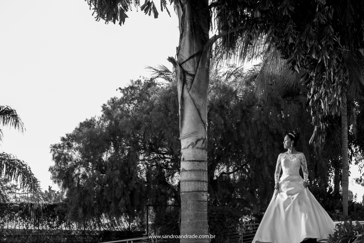 A noiva Taísa, está vestindo um belíssimo vestido da lá fiancée, maquiagem e penteados de Luiz Carlos do Salão Lounge e escolheu o Porto Vitória para o local de sua prévia de noiva, Taísa se casará com Rodrigo neste lindo espaço no dia 09 de setembro.